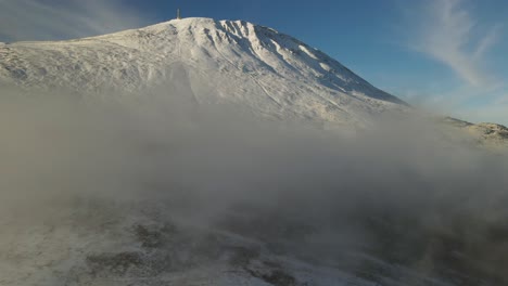 Montaña-Rodeada-De-Nubes-Al-Amanecer