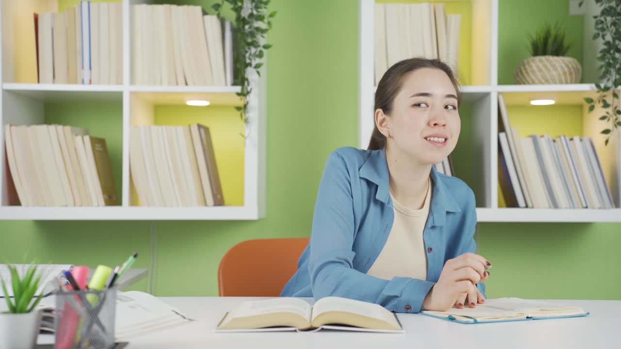 젊은 아시아 여성 학생.