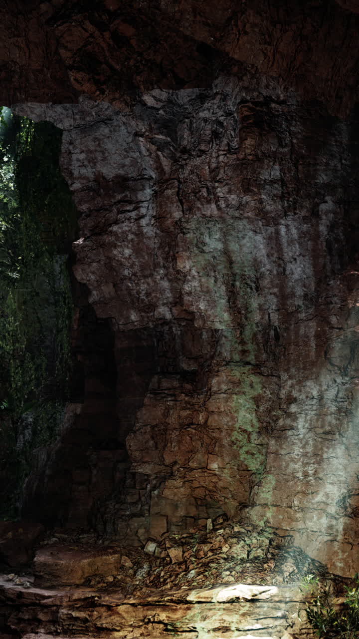 interior de la cueva con luz solar