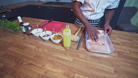 Karibischer-Koch-Bereitet-Jerked-Chicken-Zu