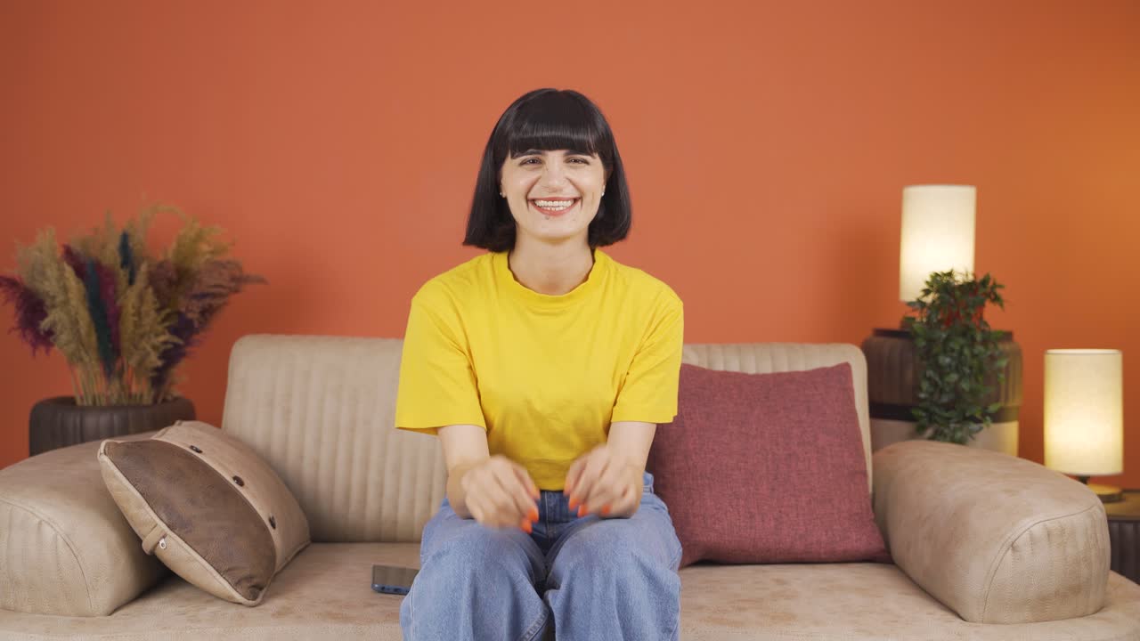 카메라를 위해 귀여운 몸짓을 하는 여자.