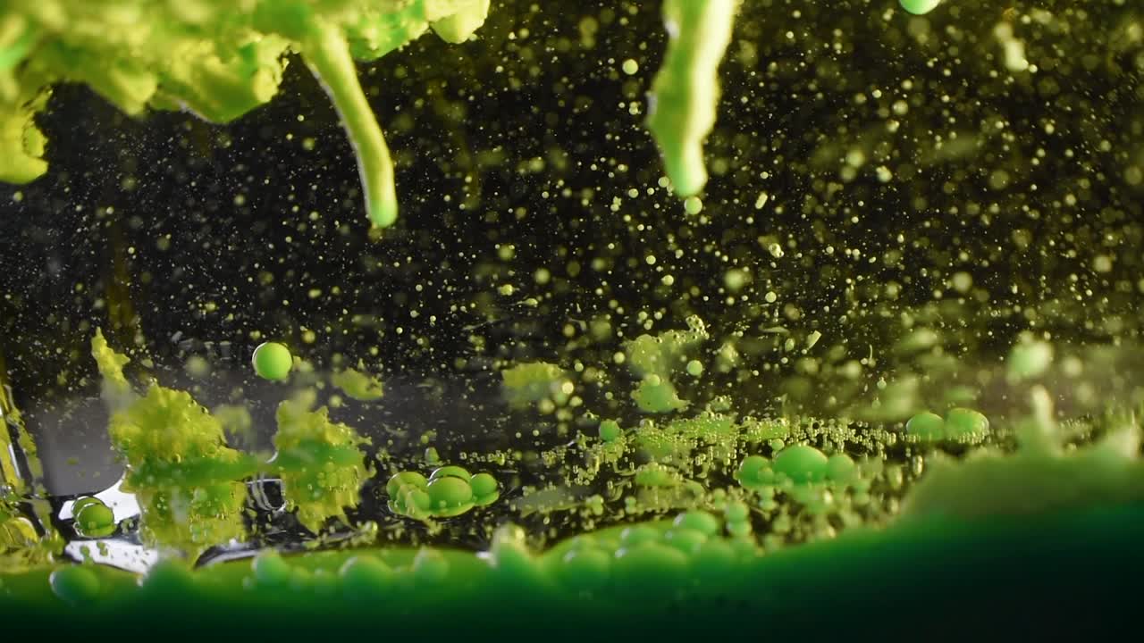 깊이 보기 외계인 풍경에서 액체 기름 거품이 오르내리는 거울 표면