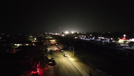 Tráfico-Callejero-Nocturno-En-La-Ciudad-De-Tehachapi,-California---Vista-Estática-De-Drones