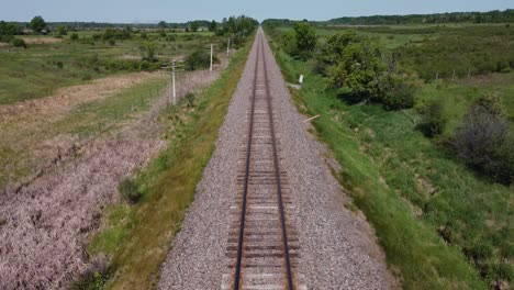 Vogelperspektive,-Die-Bahngleise-Hinunterfährt,-Luftdrohnenaufnahme