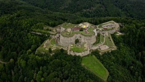 Fortaleza-Fortaleza-De-Montaña-De-Plata-En-Medio-De-Un-Denso-Paisaje-Forestal-En-Montaña-De-Plata,-Voivodato-De-Baja-Silesia,-Polonia