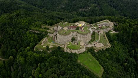 fortaleza de srebrenica en medio de un denso paisaje forestal en srebrenika, voivodato de baja silesia, polonia