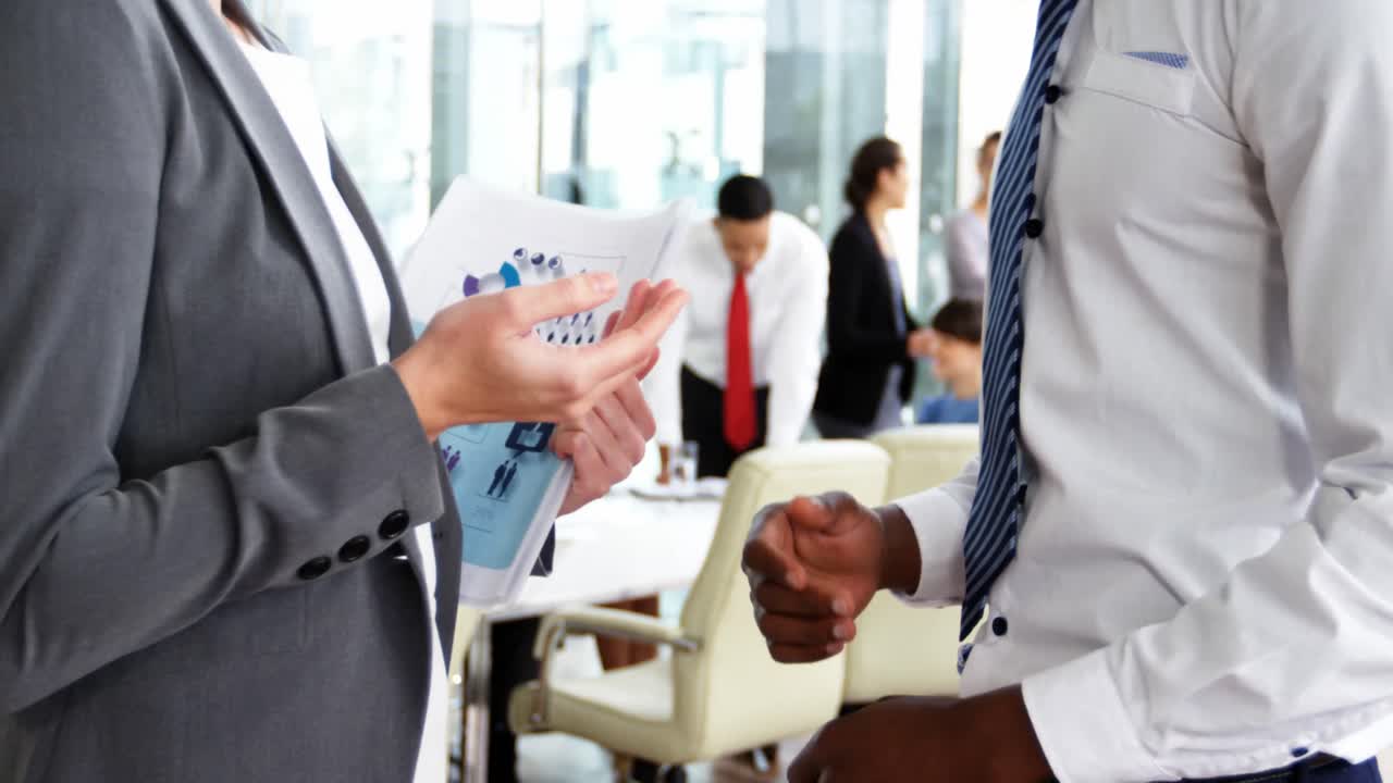 사무실에서 악수하는 비즈니스맨