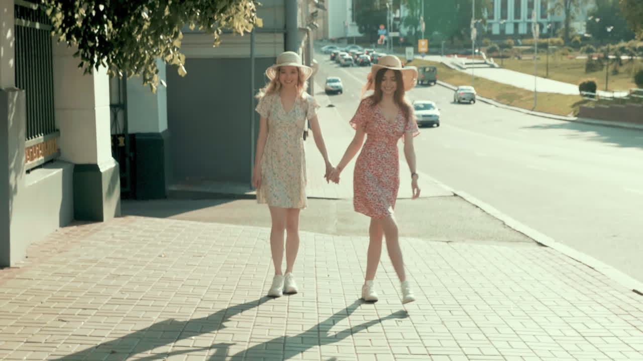 도시 거리를 달리는 두 친구