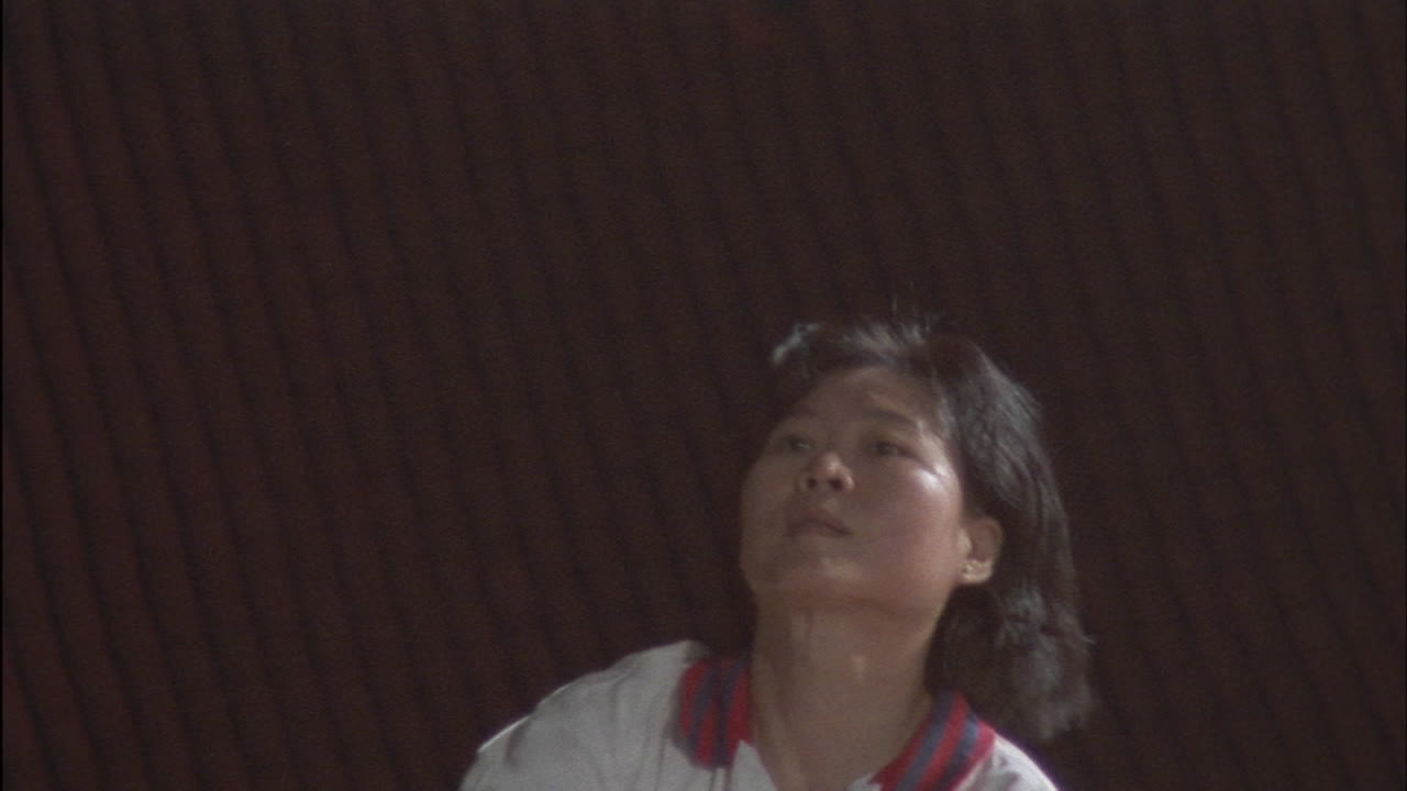 한 여자가 보이지 않는 상대와 테니스를 치고 있다