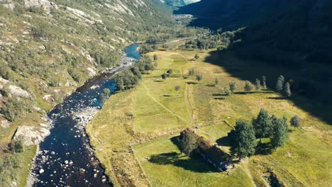 un video de cambio de inclinación de un amplio valle entre montañas altas