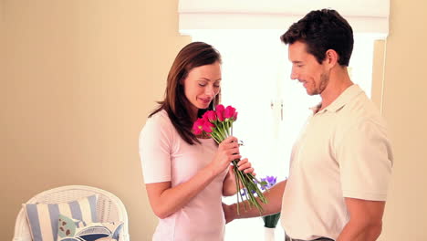 Hombre-Sorprende-A-Su-Novia-Con-Rosas