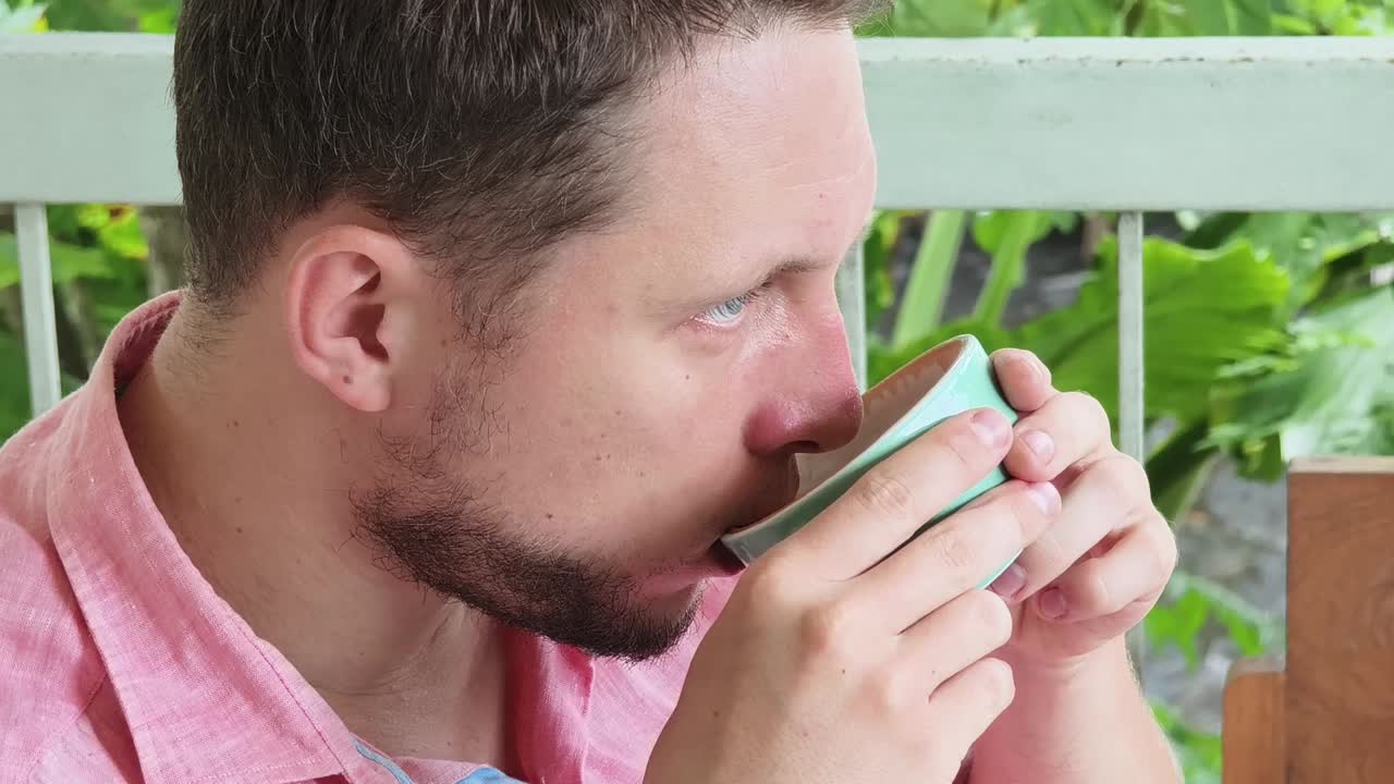 야외에서 커피를 마시는 남자