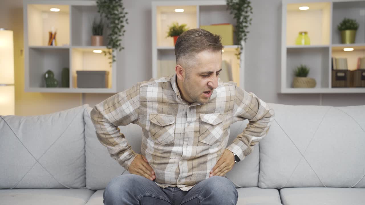 hombre con dolor de estómago.