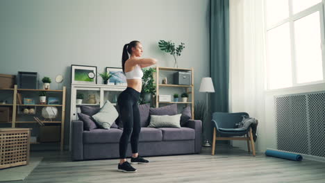 mujer haciendo sentadillas en casa