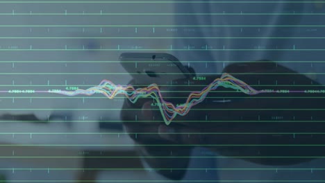 Animación-Del-Procesamiento-De-Datos-Estadísticos-Contra-La-Sección-Media-De-Un-Hombre-Que-Usa-Un-Teléfono-Inteligente-En-La-Oficina