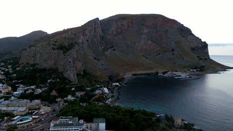 1 luftaufnahme des sonnenuntergangs am mondello-strand palermo sizilien, süditalien