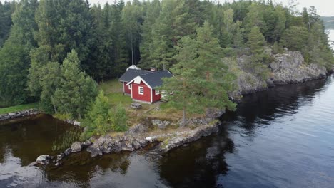 Kleines-Traditionelles-Rotes-Schwedisches-Haus-Am-Seeufer