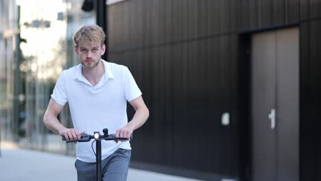 Un-Joven-Empresario-Se-Sube-A-Su-Scooter-Eléctrico-Y-Se-Aleja-A-Tiro-Medio