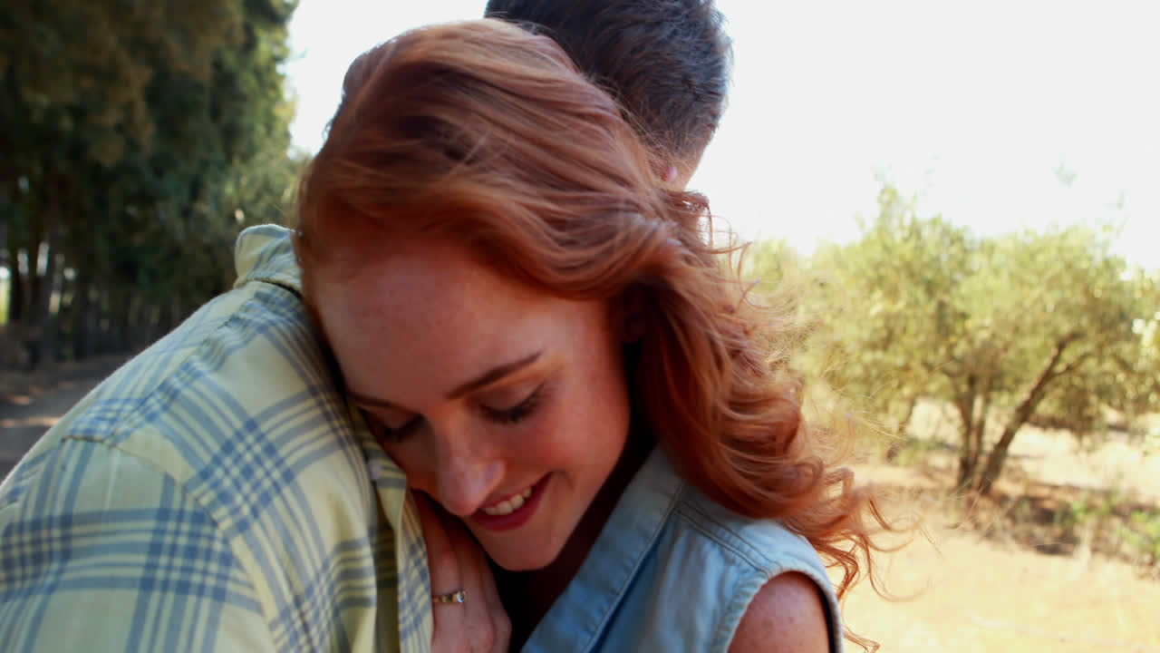 pareja romántica abrazándose entre sí 4k