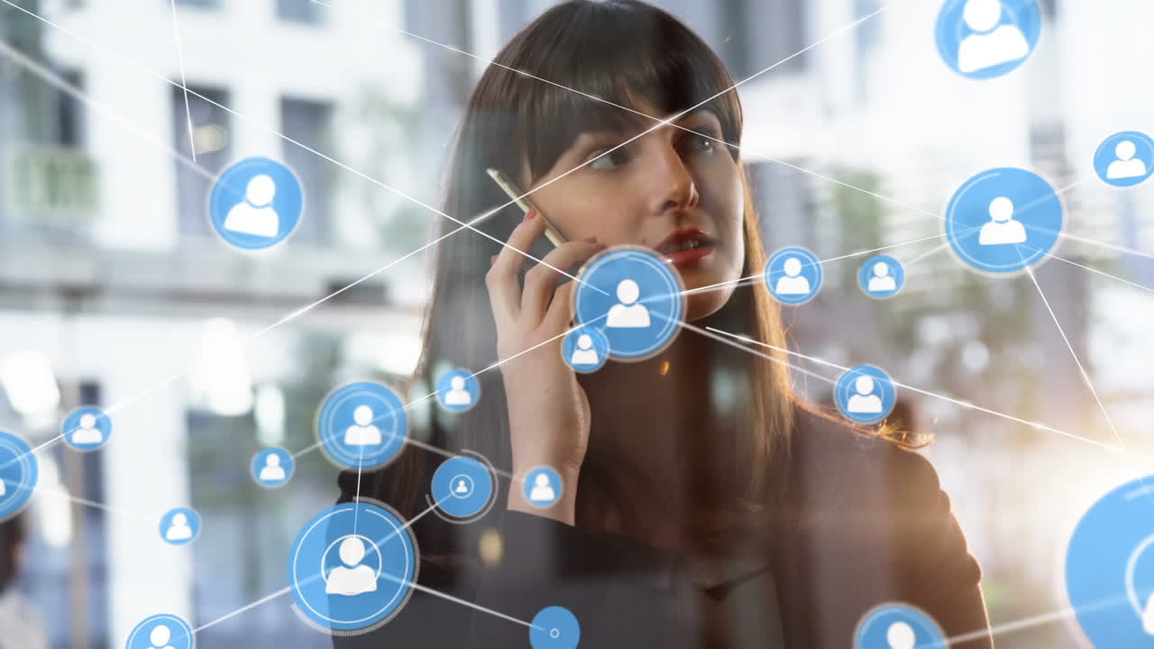 animación de la red de conexiones con las personas iconos sobre mujer de negocios caucásica usando teléfono inteligente