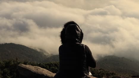 Chica-Sobre-Las-Nubes-Con-Viento