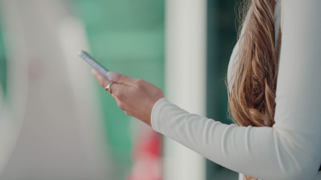 Donna in bianco che usa lo smartphone - Primo piano