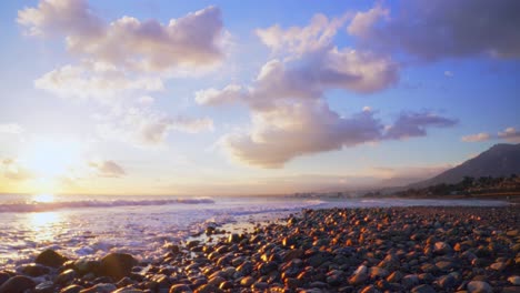 Felsiger-Strand-Mit-Unscharfem-Hintergrund