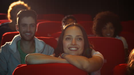 amigos viendo una película en el cine