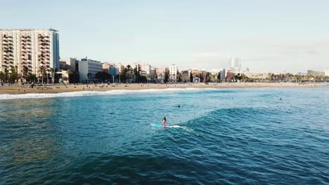 stand-up paddleboarding en la ciudad de barcelona