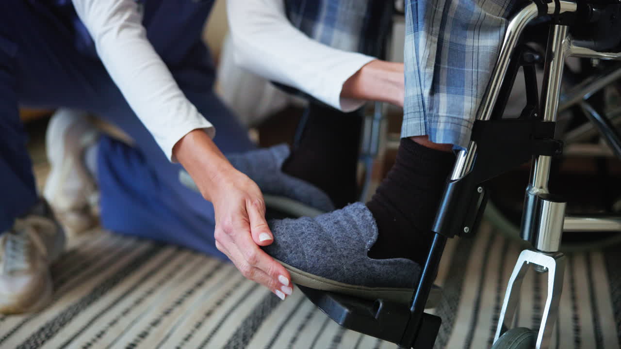 체어 에 앉은 남자 를 돕는 여자