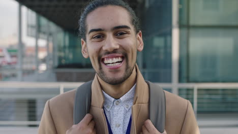 Retrato-De-Un-Joven-Hombre-De-Negocios-Confiado-En-Prácticas-Riéndose-Alegremente-De-La-Cámara-Disfrutando-De-Una-Nueva-Oportunidad-De-Carrera-Corporativa-En-La-Ciudad