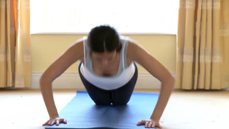 Athletic-woman-doing-pushups-