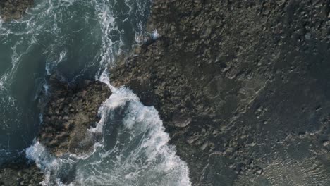 Vista-Aérea-De-Arriba-Hacia-Abajo-De-Drones-En-Cámara-Lenta-De-Rocas-Y-Olas-El-Tunco-El-Salvador