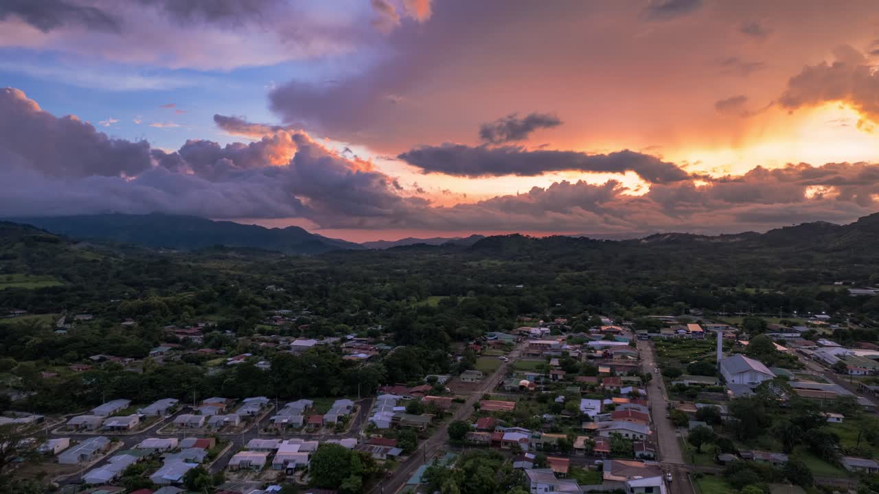 Úžasný pohled na hyperlapse západ slunce nad městem