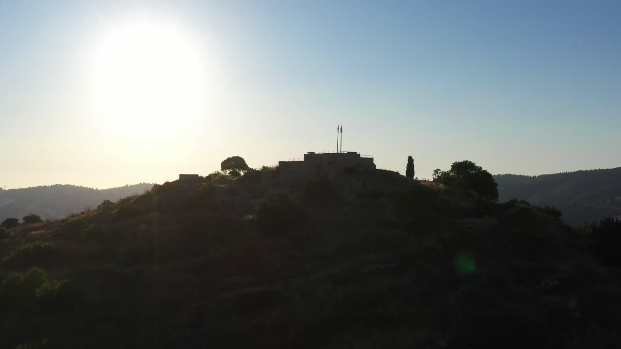 해가 뜨고 해가 지는 동안 언덕 꼭대기에 있는 고대 요새