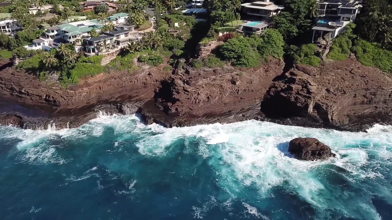 Vista aerea con drone della località Spitting Cave a Honolulu, Hawaii 5.