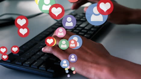 animación de iconos de redes sociales sobre las manos de un hombre afroamericano que usa una computadora