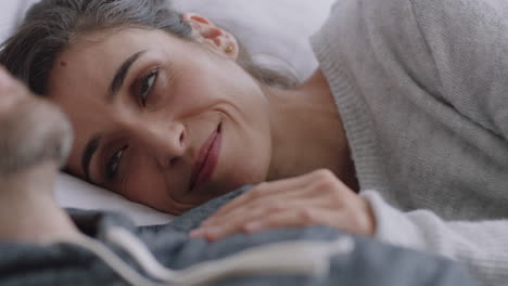 pareja joven feliz acostada en la cama abrazándose compartiendo una relación romántica mujer hermosa disfrutando de la intimidad con su pareja relajándose juntos en casa