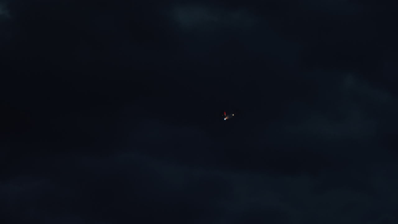 avión que asciende en la oscuridad