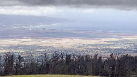 Toma-Panorámica-Rápida-Cinematográfica-A-Través-Del-Valle-De-Maui-Desde-Kahului-Hasta-La-Bahía-De-Maalaea-En-Las-Laderas-De-Haleakala-En-Maui,-Hawaii.