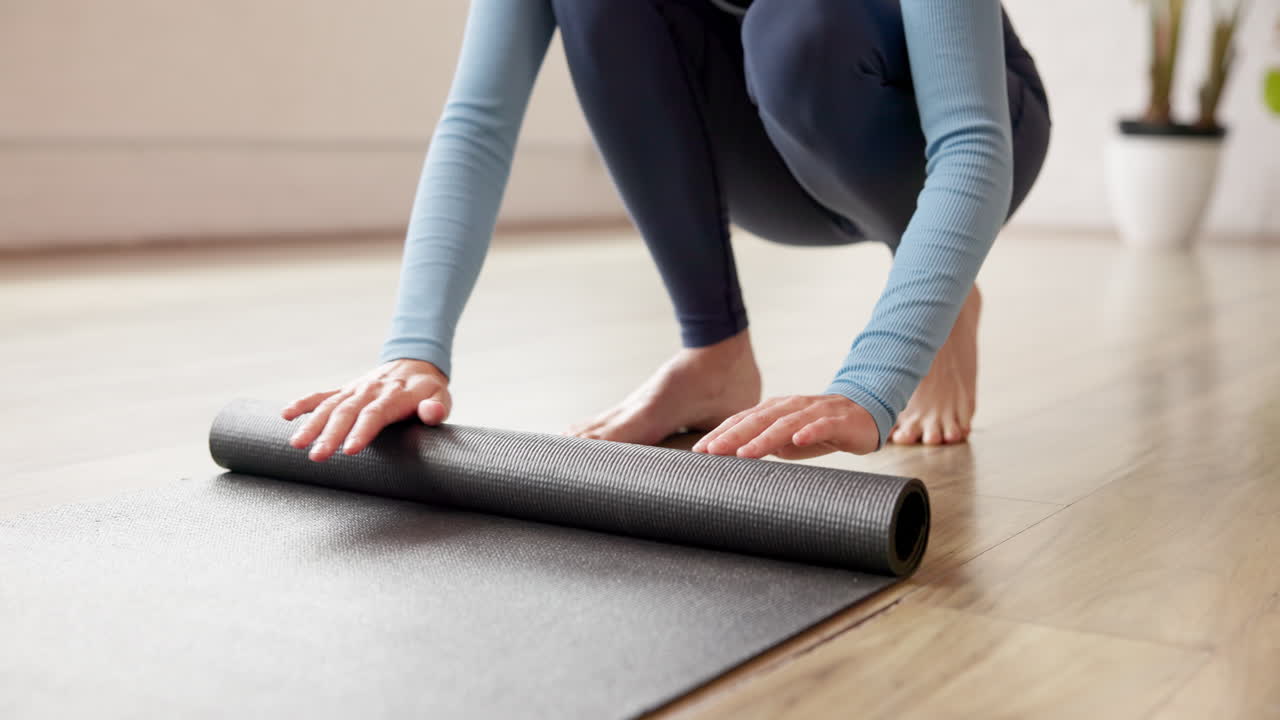 Mujer desplegando estera de yoga