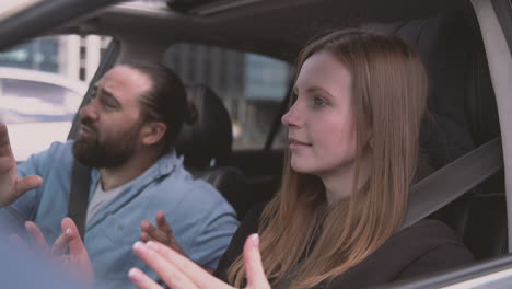 Un-Hombre-Desespera-A-Una-Mujer-Regañandola-Al-Volante-De-Un-Auto-1