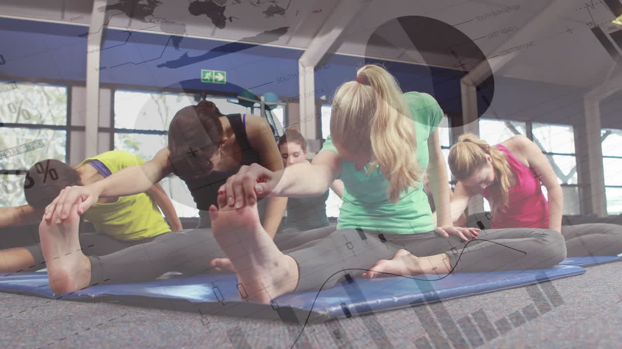 체육관에서 스트레칭하는 다양한 체력있는 사람들의 그룹에 대한 통계 데이터 처리의 애니메이션