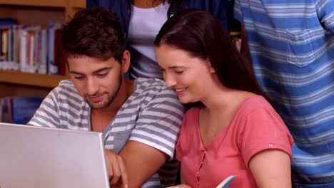 Estudiantes-Trabajando-Juntos-En-La-Biblioteca