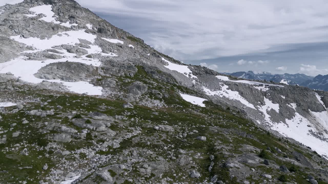 полет вдоль горного хребта