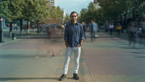 hombre en una calle de la ciudad