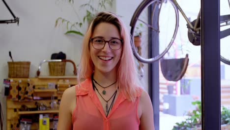 mujer con una bandeja llena de verduras y frutas 4k