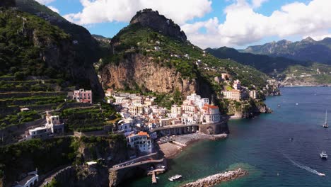 Toma-Gran-Angular-De-Un-Dron-Que-Muestra-Atrani,-Costa-De-Amalfi,-Italia