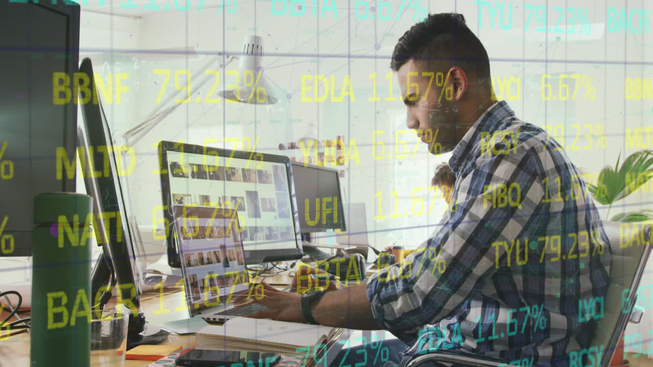 compuesto de procesamiento de datos financieros sobre empresario usando computadora en la oficina.