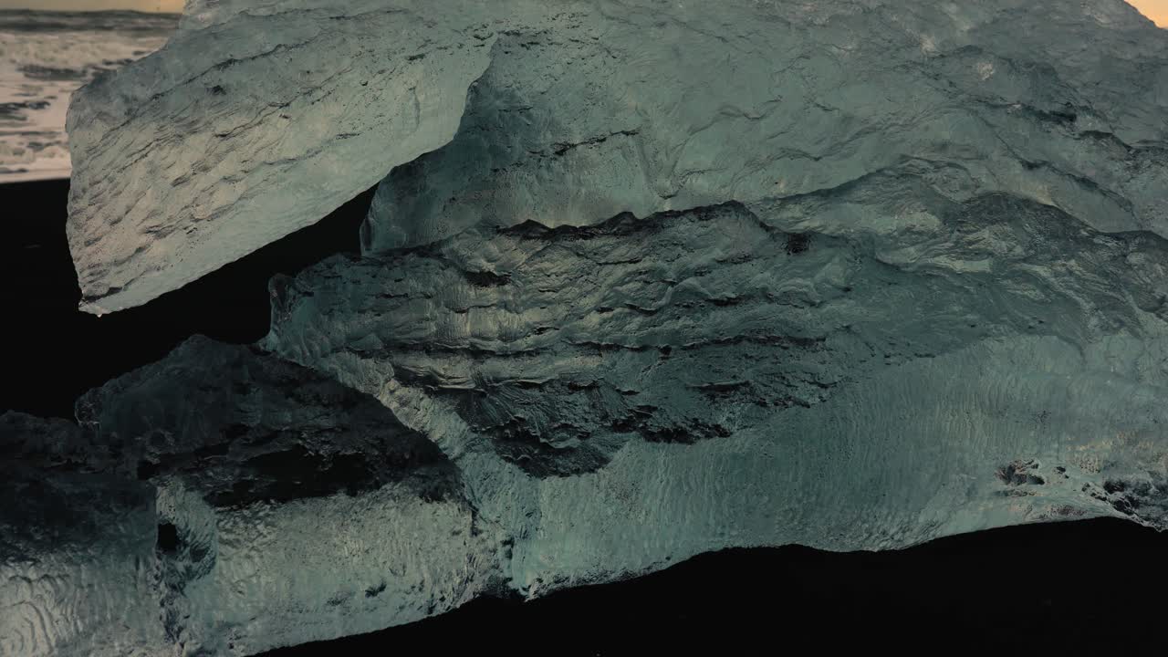 아이슬란드 남부의 다이아몬드 해변은 4k에서 다양한 각도와 영화적 움직임으로 촬영되었습니다.